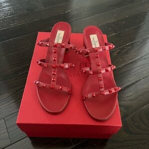 NEW Valentino Garavani Embossed Red Heels size 39.5